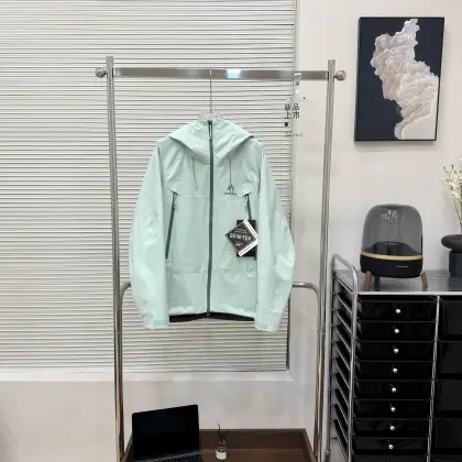 23冰湖绿 【N厂 中国硬壳KAILAS凯乐石 MONT X全天候硬壳GTX防水登山冲锋衣】独家货源 设计理念: 中国硬壳,中国山地色,每座山都有自己的脾气性格每个色彩都有自己的力量,随昼夜更替,色彩在雪山之巅绽放出令人惊叹的生命力与美感,吸引登山者去探寻相遇那一抹难忘的色彩. 面料+特点: ✅ GORE TEX 3L面料,应对多变气候带来的暴风雨雪考验,同时防风透气带来更好的穿着体验,防水、防风、透气、轻量、抗撕裂耐磨,透气5000+ ✅这款独特的外部,采用高密T800Gore-tex 记忆三合一白膜可特面料,全衣压胶工艺 ✅弧形帽檐,更好的防风防雨不遮眼,可调节帽檐和下摆抽绳 ✅全身多处刺绣全部采用日本进口顶尖田岛刺绣机 ✅ 高开胸袋,背负时便捷存取,兼容攀登背包及安全带,背负时存取便捷,储物空间充足 ✅高密科技型面布,防风,耐磨,强防水,配合三合一工艺使得面料更为挺阔有型了男女同款 版型偏修身 秋冬均无压 ✅ 调节袖袢升级,更贴合强防护,增加魔术贴覆盖区域,单手操作更容易贴合 ✅户外运动人体工学设计,提升运动表现 ✅可拆卸防风雪裙,全面遮蔽风雪,满足滑雪等户外运动需求 ✅ 可单手调节下摆,防风倒灌,下摆抽绳可单手轻松调节,内置可拆卸泡棉,防止穿着安全带时向上滑移 ✅高开大容量插手胸袋,兼容攀登背包及安全带,背负状态也能轻松 ✅腋下专业通风拉链透汽系统,双向开合,迅速通风散热,及时恢复干爽舒适,避免反复卸包和穿脱外套, ✅360°三维风帽,帽随脸动可兼容头盔,连帽设计可调帽子抽绳,保暖头盔兼容 ✅适合亚洲人群 功能+版型 ✅风格:机车风、滑雪户外 ✅版型:宽松版型 工艺: 这款冲锋衣采用 GORE TEX 3L面料,内里拼接全压胶工艺,高密三合一科技型面料,全衣共计16个小细节和非常专业的户外设计,这是一款好看到爆炸的冲锋衣,非常个性艳丽的四个颜色,让你感受到与众不同,这款冲的意义有着自己的审美和独到的设计,在户外行业也是相当专业,堪称中国最牛的的硬壳冲锋衣